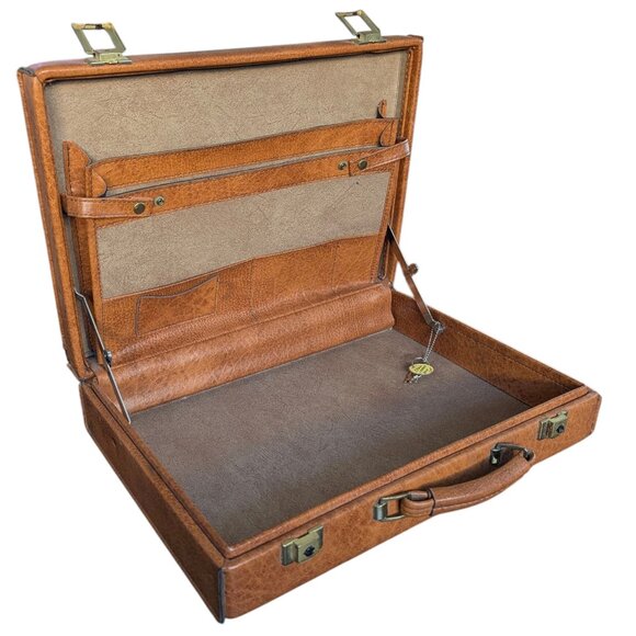 Vintage 1950/1960s Faux Leather Briefcase w locking latch - 2 keys included - Picture 13 of 16